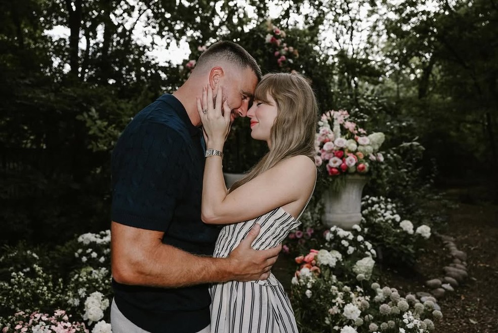 Taylor Swift e Travis Kelce anunciam noivado — Foto: Reprodução/Instagram