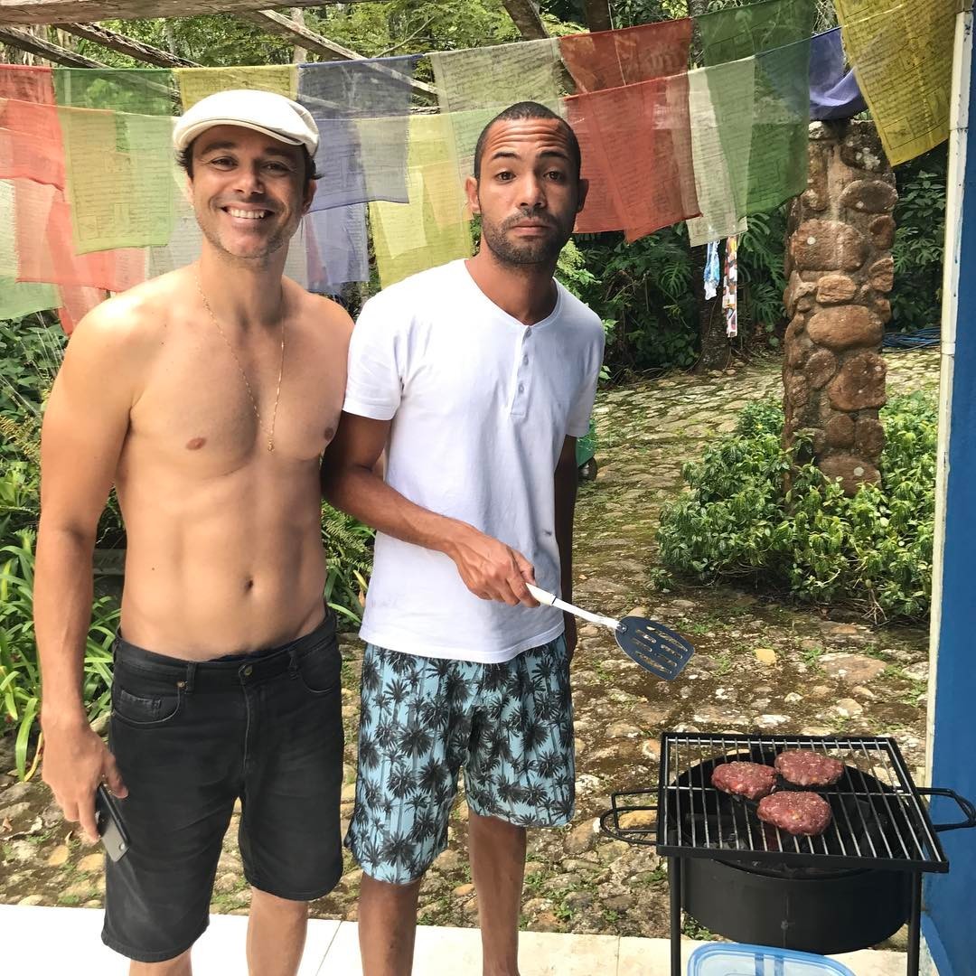 Silvio Guindane se rende ao Instagram a pedido do filho e posta fotos ...