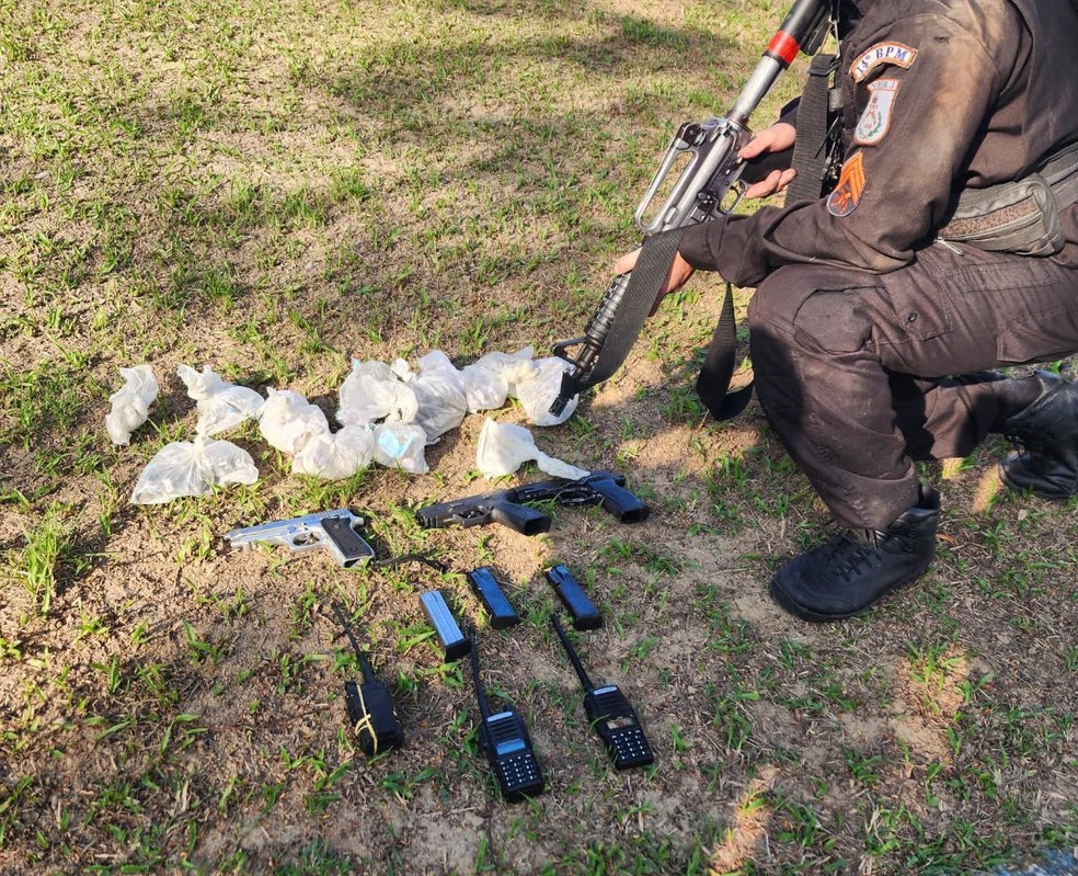 Armas, carregadores, comunicadores e drogas apreendidas na operação — Foto: Divulgação/PM