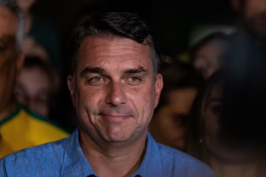 Flávio diz que defende mudanças na Constituição para reforma do Judiciário, fim da reeleição e redução da maioridade penal