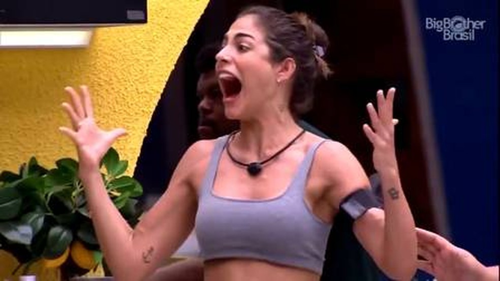 Mari vira meme ao berrar no meio de discussão: "Parem de gritar!" — Foto: Reprodução