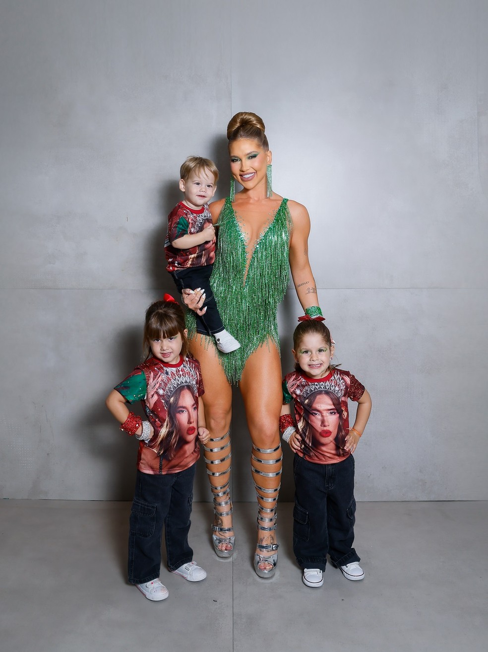 Virginia com os filhos no ensaio da Grande Rio — Foto: Divulgação