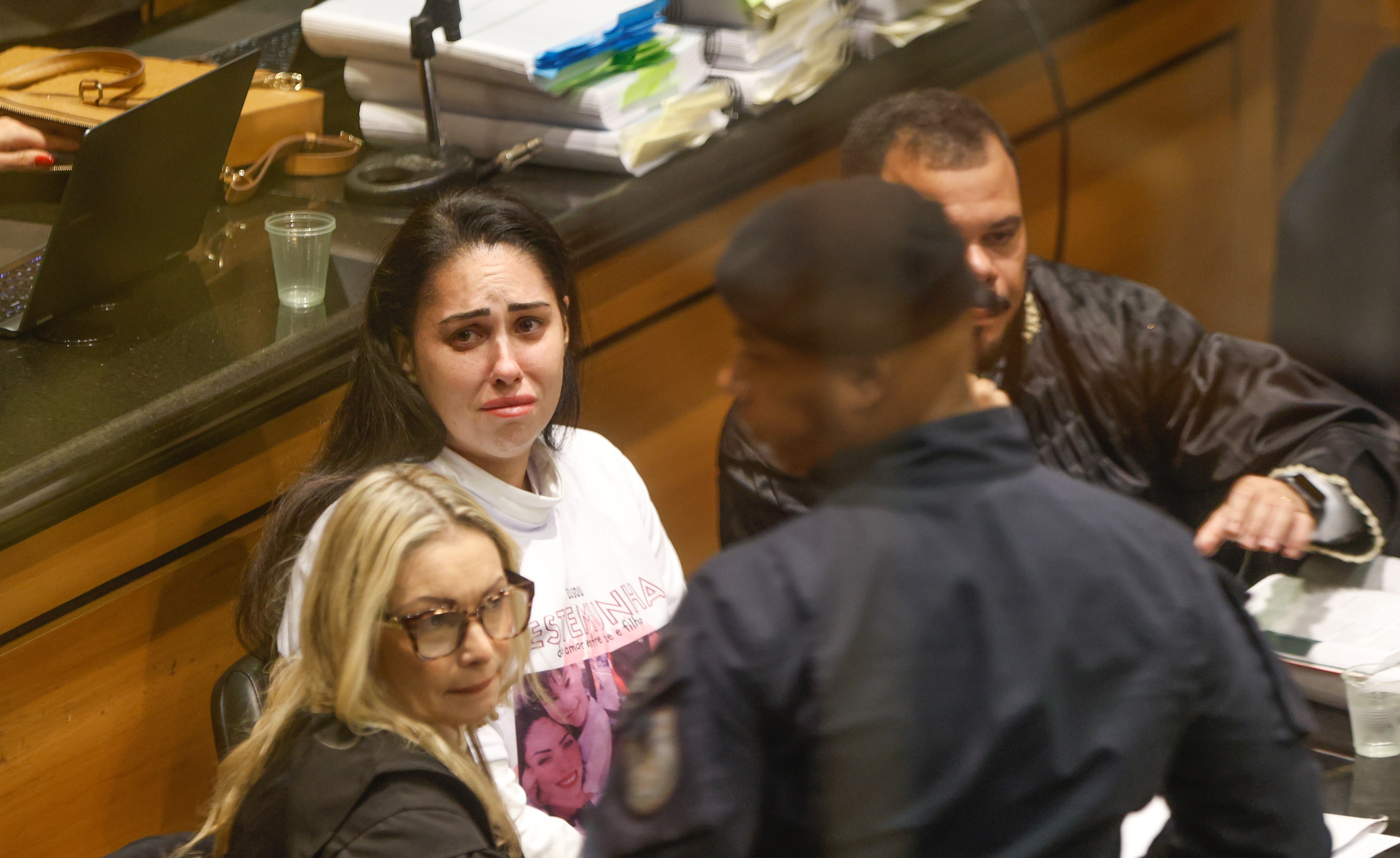 Fotos da necropsia de Henry Borel fazem Monique Medeiros passar mal e deixar plenário durante julgamento