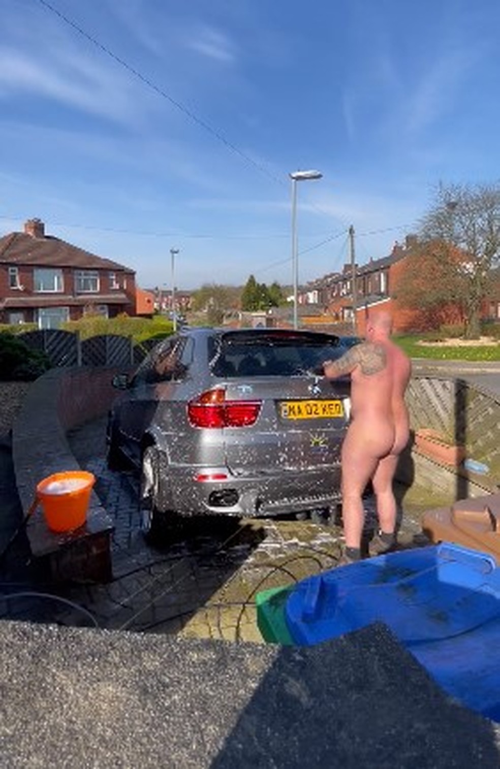 Stuart Gilmour lavando o seu carro com a placa 'PELADO' — Foto: Reprodução/Twitter