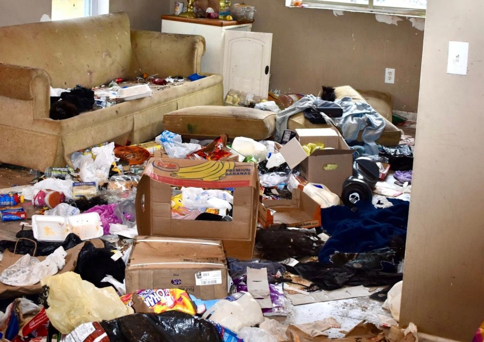 Policiais descreveram o estado da casa como "deplor&aacute;vel" &mdash; Foto: Reprodu&ccedil;&atilde;o / Gabinete do Xerife do Condado de Oakland