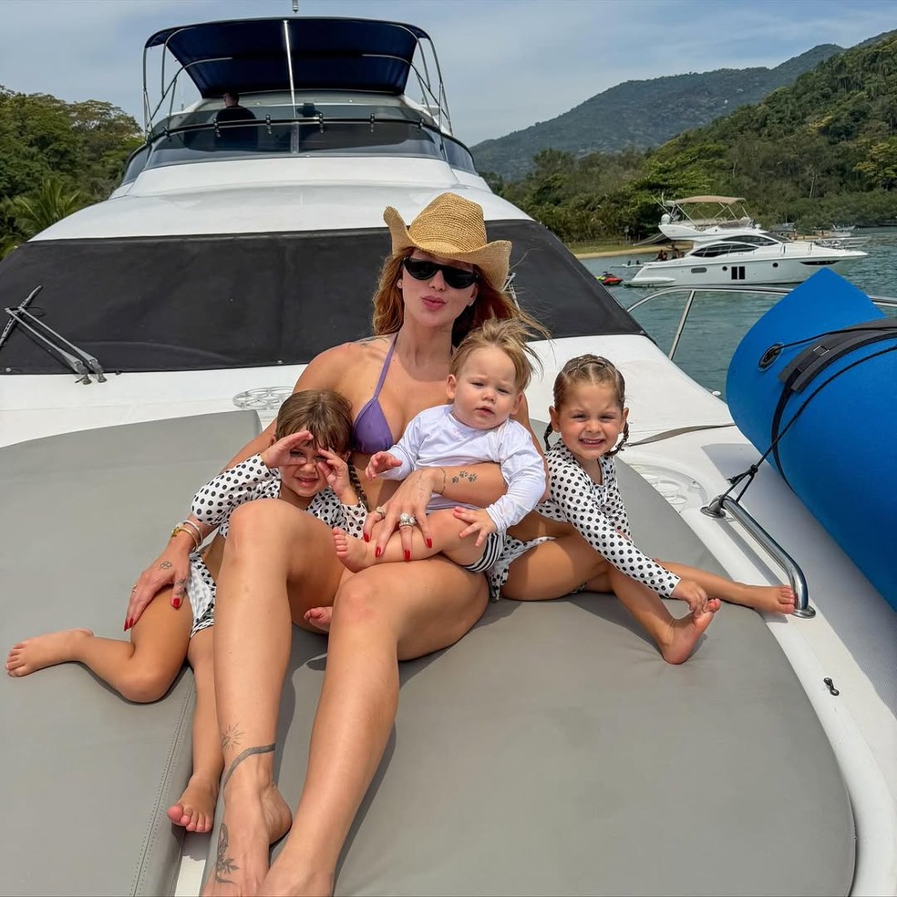 Virginia com os filhos em Angra dos Reis — Foto: Reprodução/Instagram