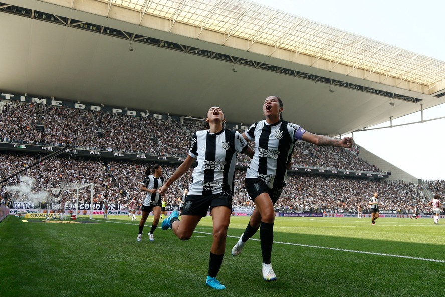 Em manhã de recorde de público no futebol feminino, Corinthians vence o ...