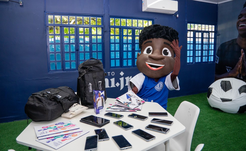 Instituto Vini Jr. cria personagem para inspirar novas gerações dentro e fora dos campos — Foto: Reprodução/Instagram