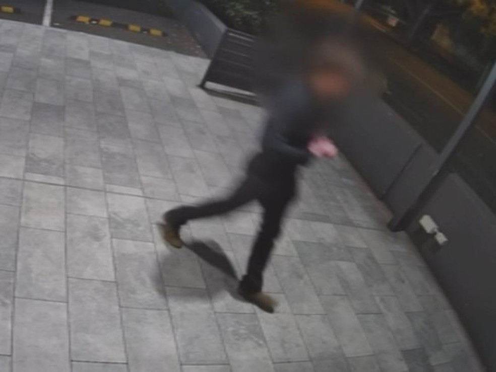 Adolescente de 15 anos, acusado do assassinato de Greg Josephson, &eacute; filmado por c&acirc;mera de seguran&ccedil;a ap&oacute;s o crime &mdash; Foto: Reprodu&ccedil;&atilde;o