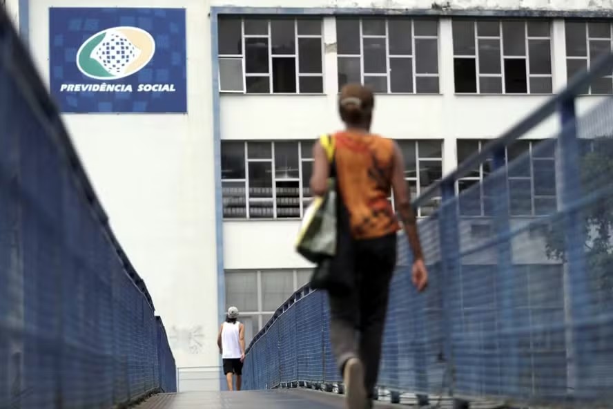 Antecipação do 13º salário do INSS começa em abril com injeção de R$ 7,2 bilhões na economia do Rio