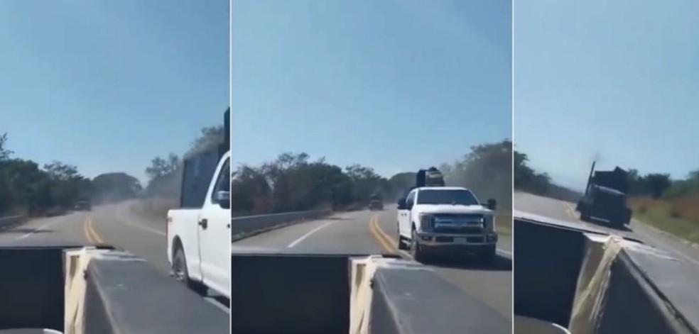 Caminhão ao estilo 'Mad Max' blindado do tráfico mexicano avança contra picapes de cartel rival em Tamaulipas — Foto: Reprodução/Twitter