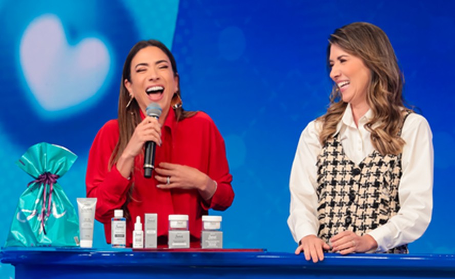 A apresentadora Patrícia Abravanel na gravação do 'Roda a roda', do SBT, ao lado da irmã Rebeca Abravanel