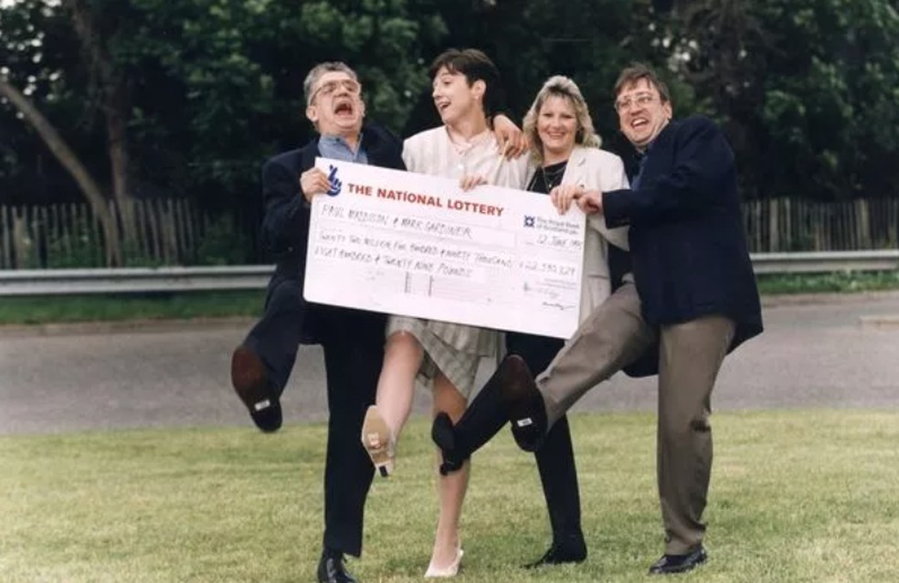 Mark e seu amigo com as esposas, quando ganharam o prêmio — Foto: Reprodução