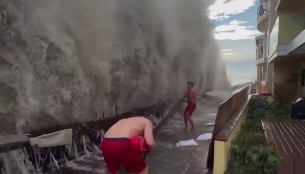 Ondas gigantes invadem casas e assustam moradores em praia nos EUA