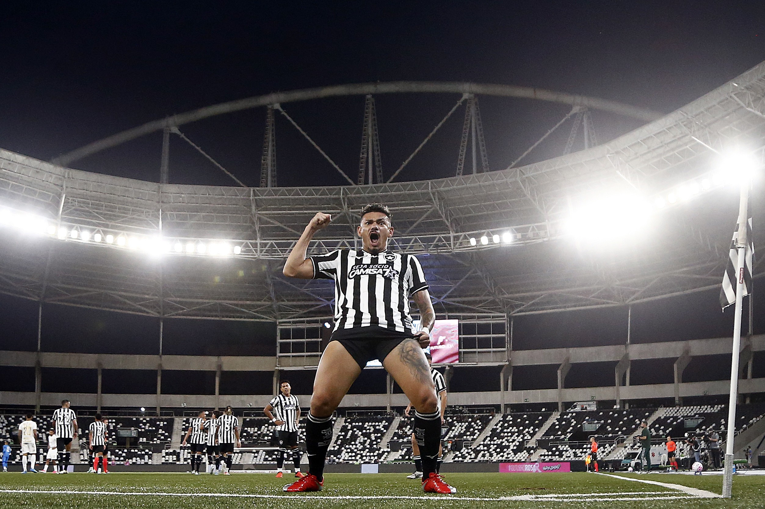 Tite rasga elogios a Tiquinho Soares após gol decisivo para vitória do Botafogo: 'Carisma, empatia e presença de área'