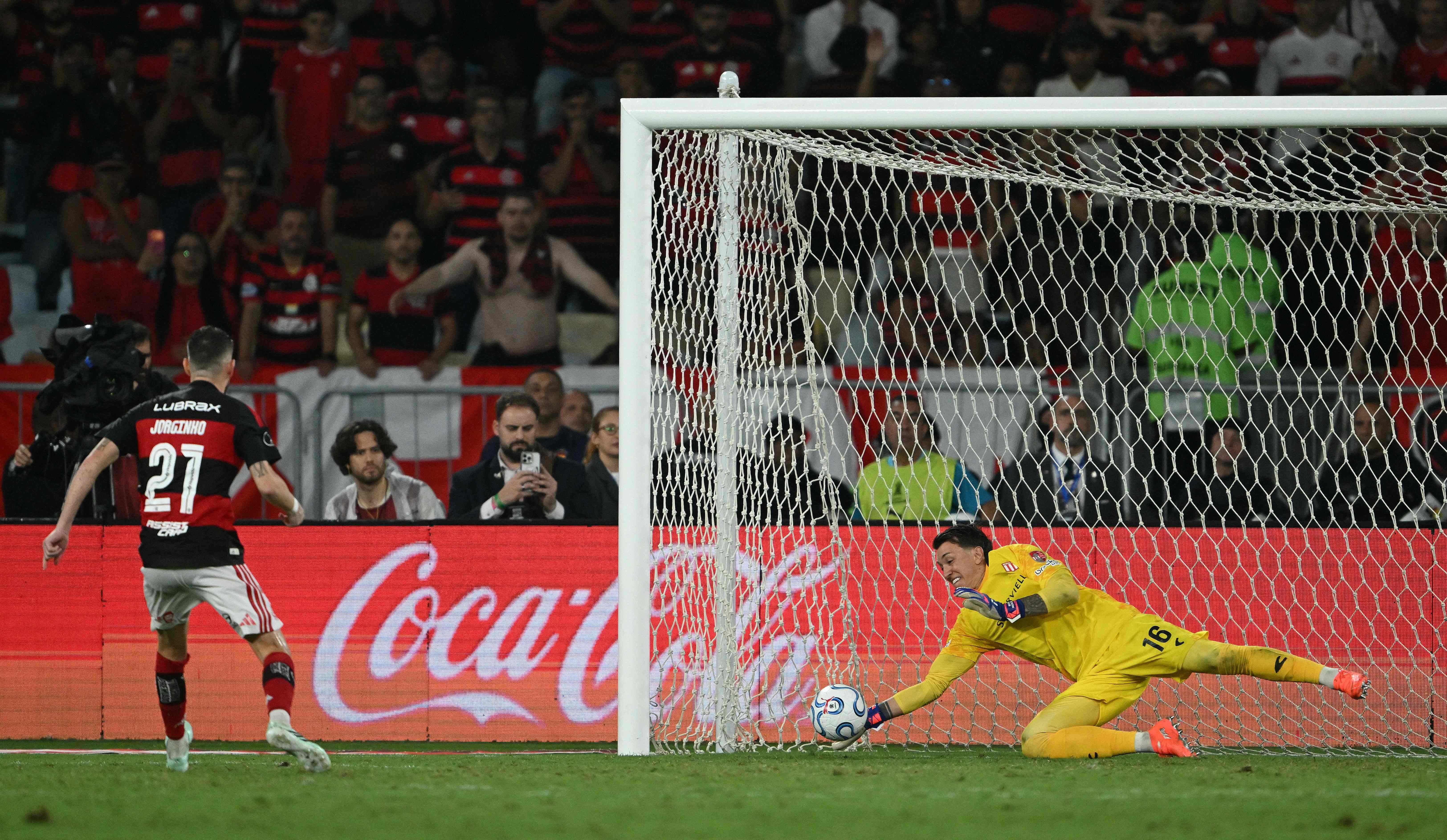 Jorginho, do Flamengo, acerta quase nove em cada dez pênaltis durante jogos, mas aproveitamento cai nas disputas