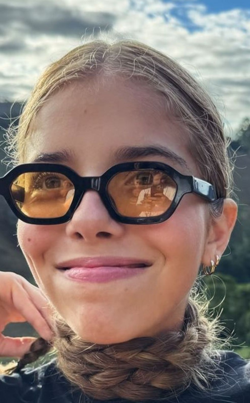 Ex-BBB Alane e irm&atilde;o de Silva aparecem no reflexo do &oacute;culos da menina &mdash; Foto: Instagram