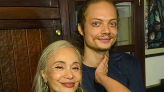 Tânia Alves posa com o novo namorado na web — Foto: Marcio Attie