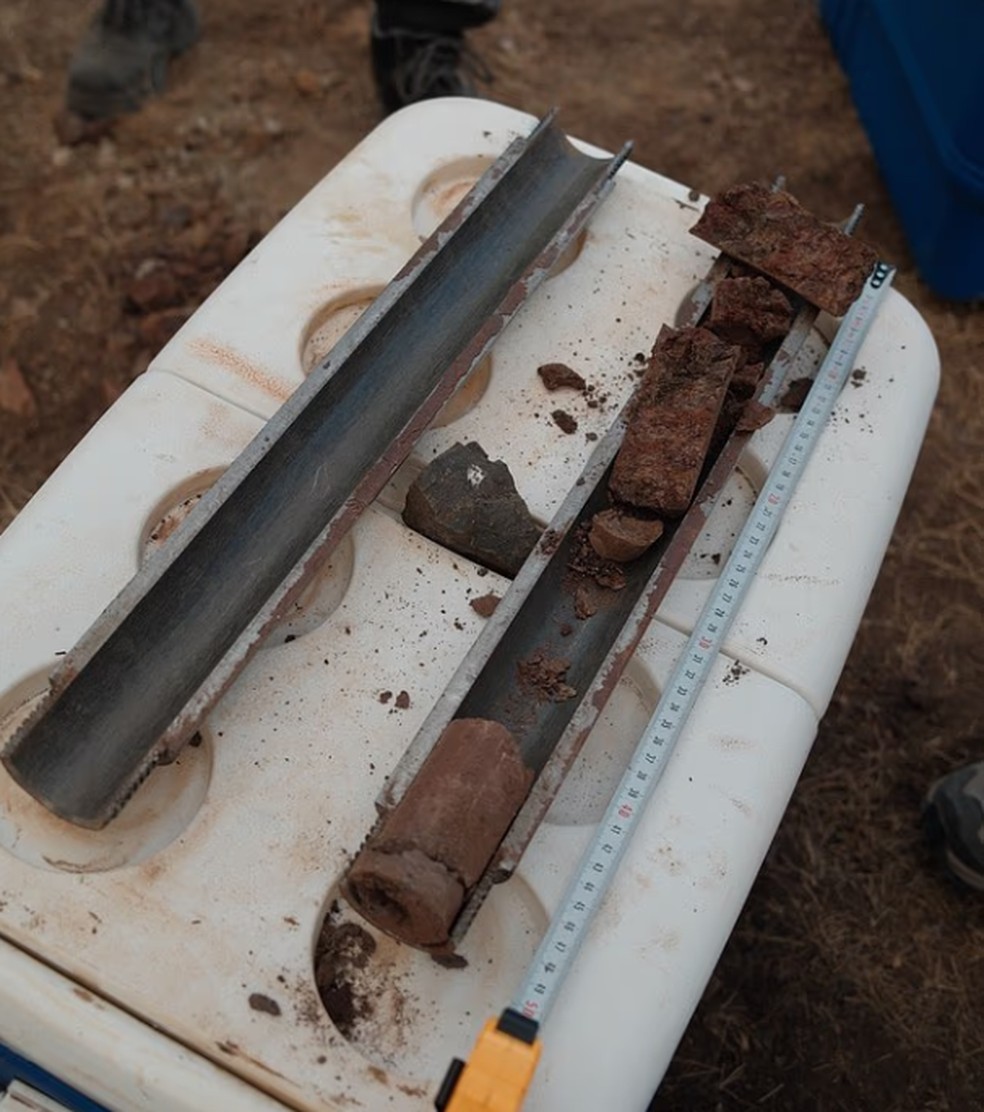 Material retirado com presen&ccedil;a de madeira queimada &mdash; Foto: Noah's Ark Scans
