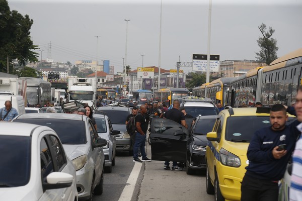 Três pessoas morreram e outras três ficaram feridas, durante tiroteio ...
