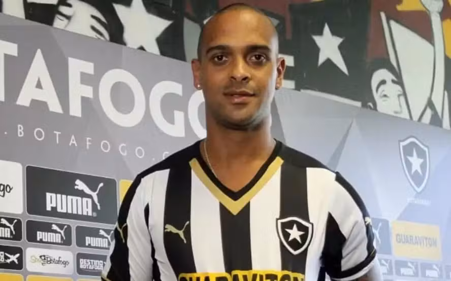 Tássio Maia dos Santos, ex-jogador do Botafogo, é uma das vítimas fatais de queda de muro por ventania