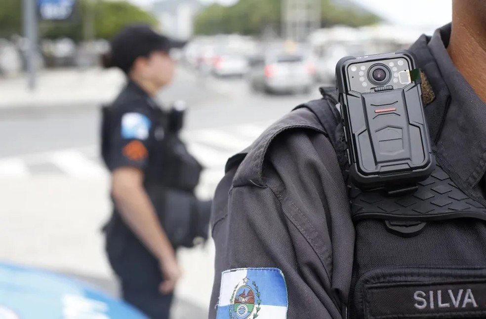 Câmera instalada em uniforme de PM no Rio — Foto: Fábio Rossi/Agência O Globo