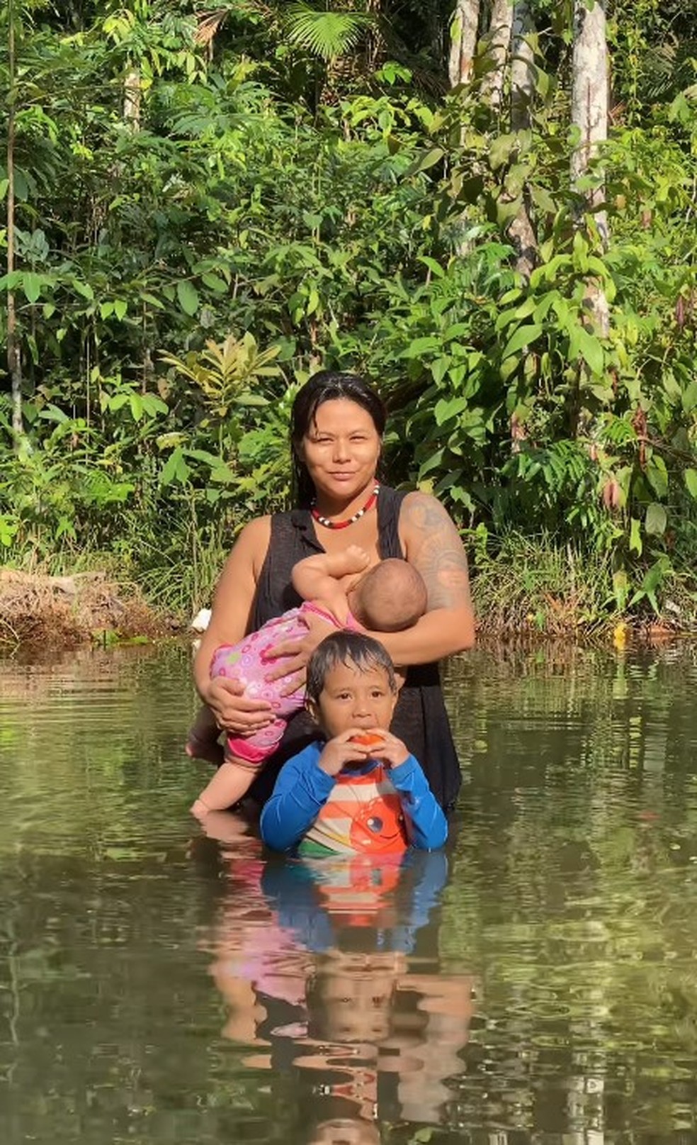 Eunice Baía visita local em que nasceu, no Pará, com os filhos — Foto: Reprodução/Instagram