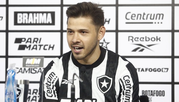 Com referência a Garrincha, Romero é apresentado pelo Botafogo