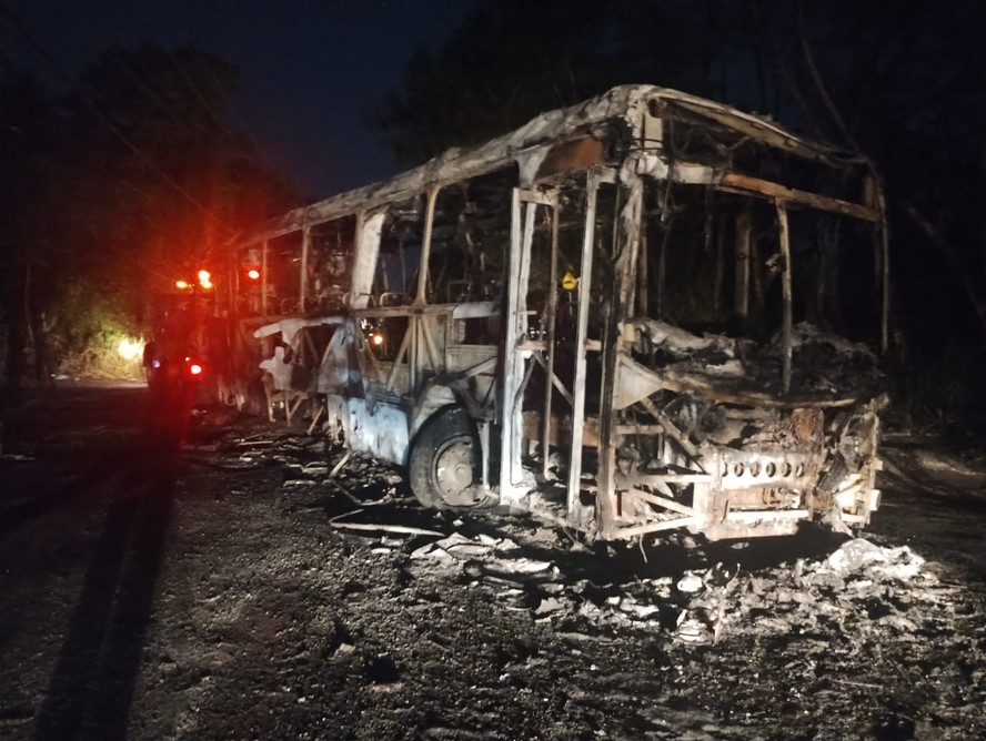 Ônibus foi atacado e queimado por bandidos na Zona Oeste do Rio