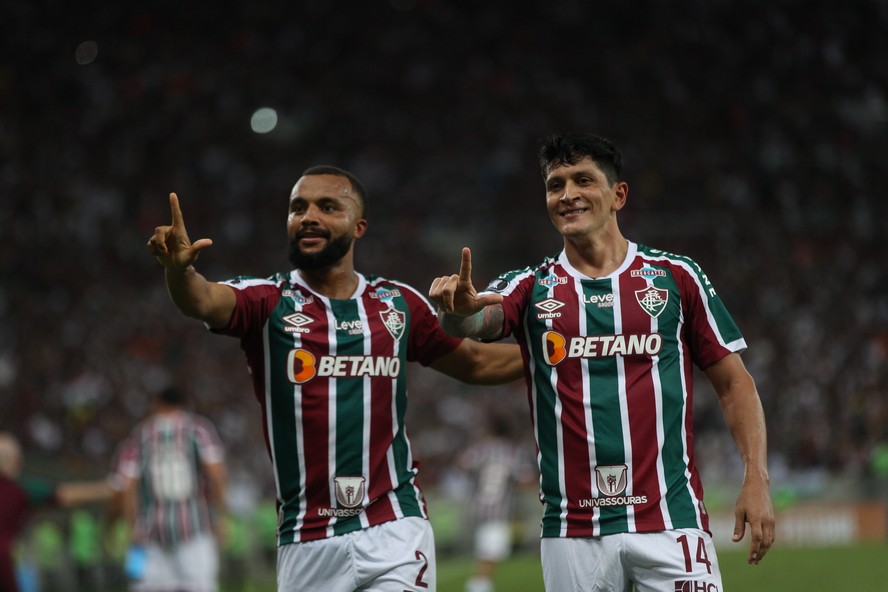 Samuel Xavier e Germán Cano celebram um dos gols do argentino para o Fluminense contra o River Plate