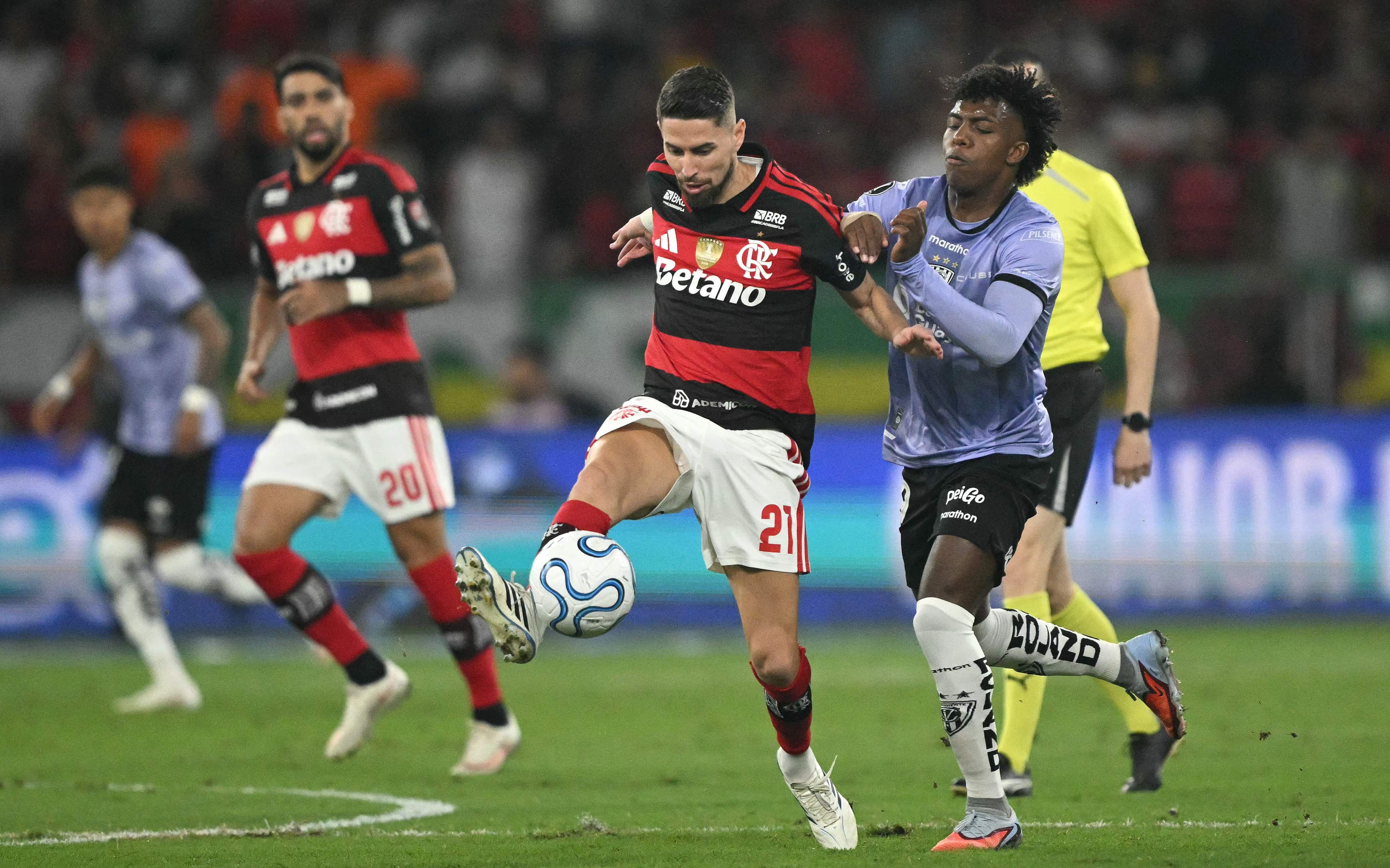 Com um menos, Flamengo leva sufoco do Del Valle, mas busca empate e garante classificação à semifinal da Libertadores