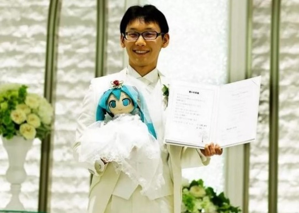Akihiko Kondo está casado com holograma desde 2018 — Foto: Reprodução