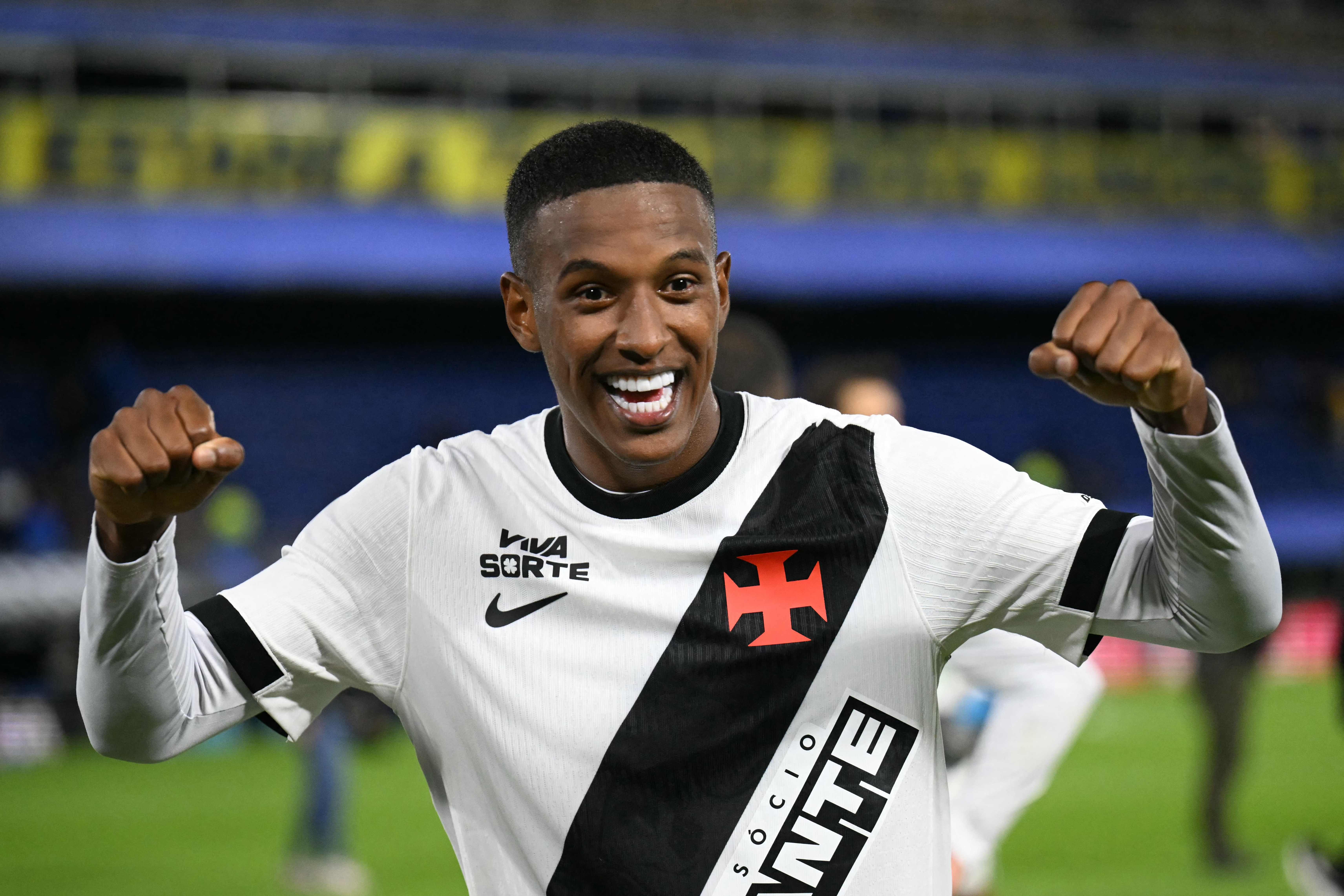 Robert Renan, do Vasco, sofre acidente de carro, mas passa bem