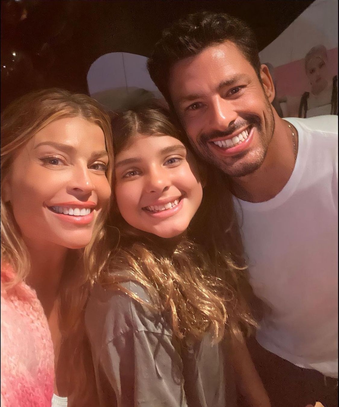 Sofia com os pais, Grazi Massafera e Cauã Reymond — Foto: Instagram