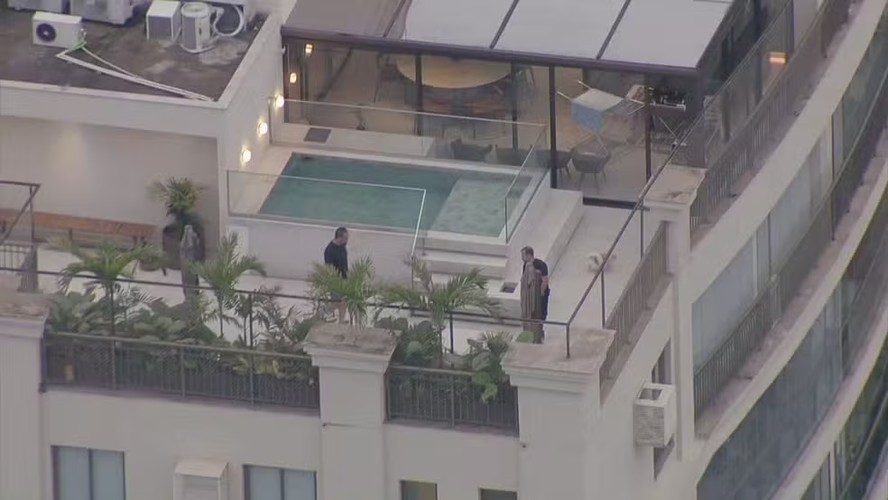 Cláudio Castro em cobertura na Barra da Tijuca. Ex-governador é alvo de buscas da Polícia Federal
