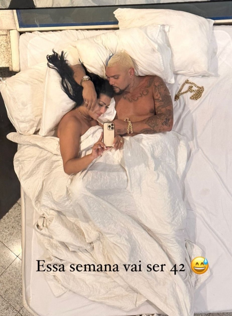 Moranguinho posa na cama com Naldo e cita recorde de sexo do casal: Essa  semana vai ser 42