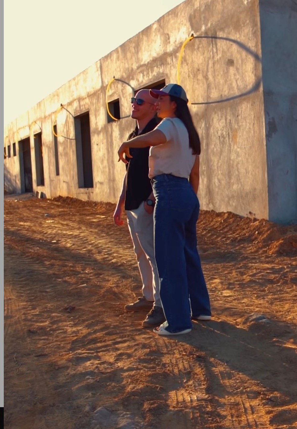 Ivete Sangalo visita obras da mansão que está construindo à beira do rio em sua terra natal — Foto: Instagram/arq.gabriellustosa