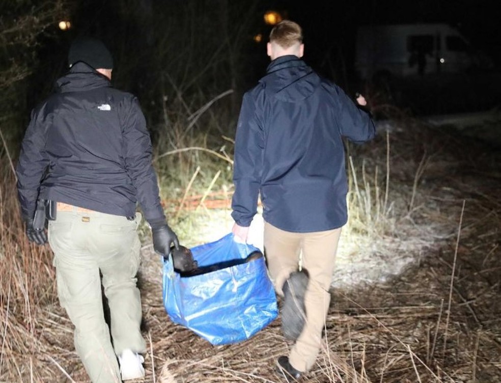 Policiais recolhem boneca sexual em mata nos arredores de Rostock — Foto: Reprodução/Facebook