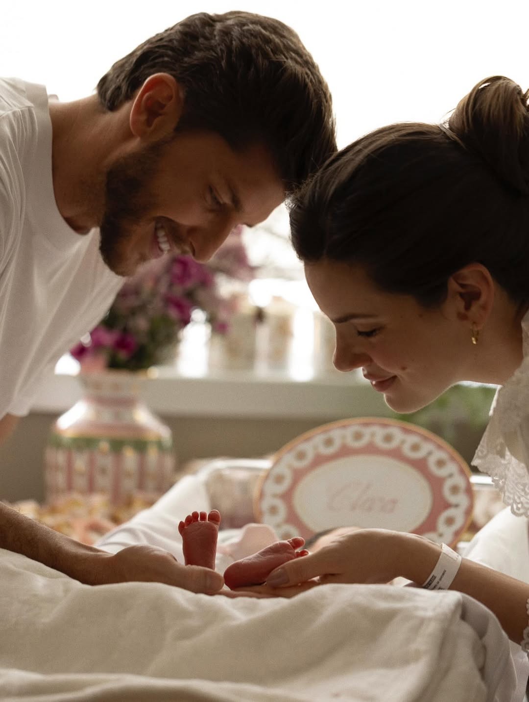 Nasce filha de Camila Queiroz e Klébber Toledo — Foto: Pâmela Miranda/Reprodução/Instagram
