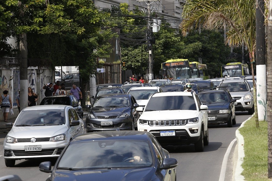 Detran RJ libera carro automático em aulas e exames práticos para tirar a CNH
