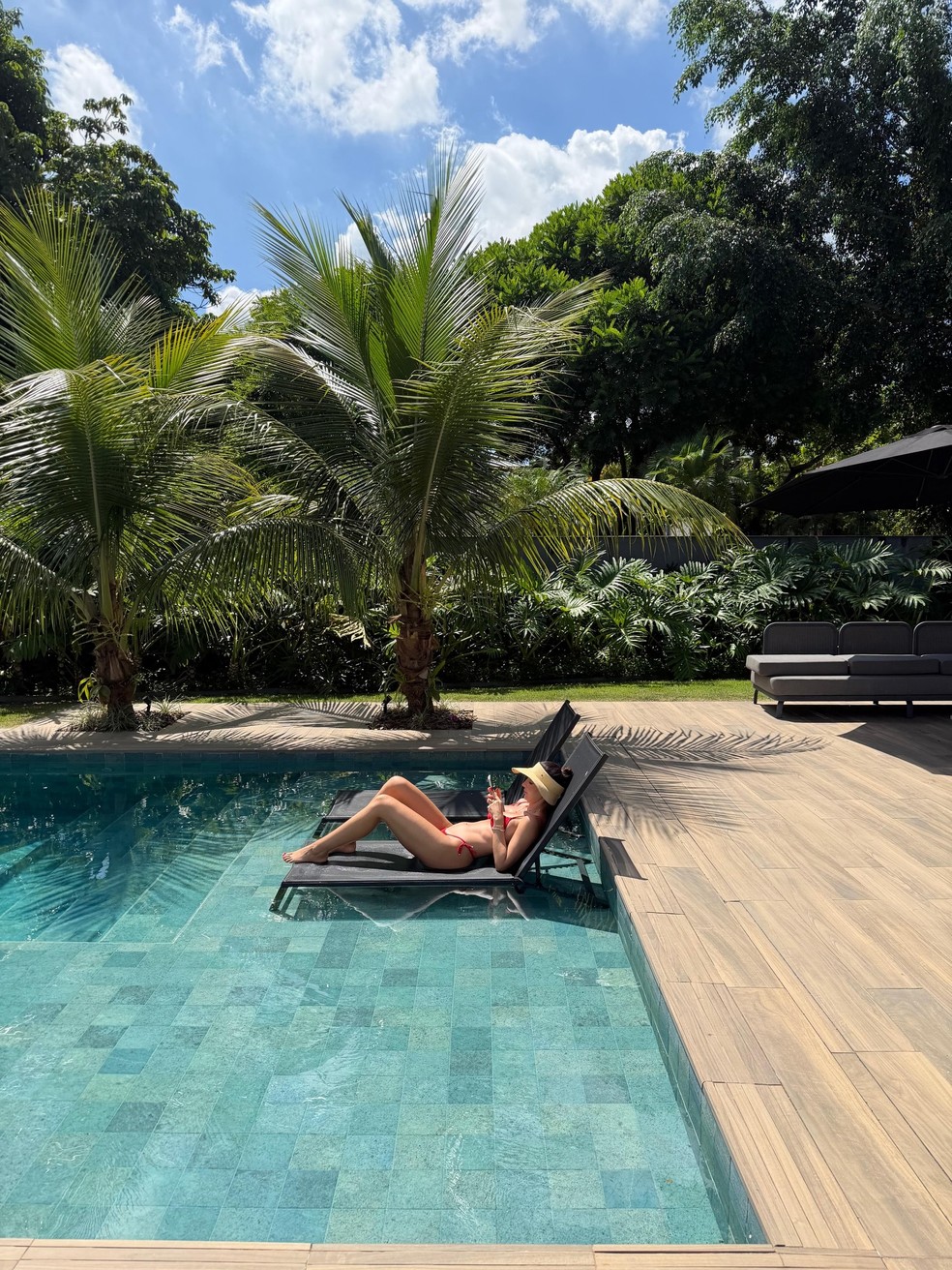 A médica Maitê Lo Sardo na piscina da mansão onde mora com o jogador Léo Ortiz — Foto: reprodução/ instagram