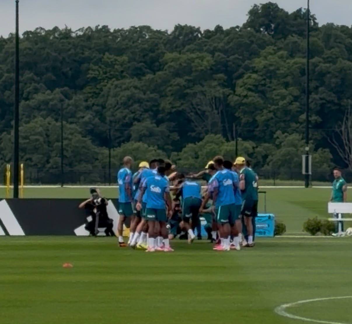 Seleção se reapresenta em alto astral em dia de aniversário de Igor Thiago e com titulares preservados