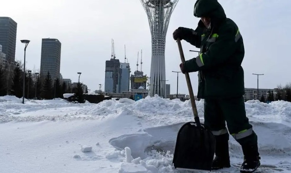 Funcion&aacute;rio da prefeitura de Astana retira neve de regi&atilde;o da capital do Cazaquist&atilde;o &mdash; Foto: AFP