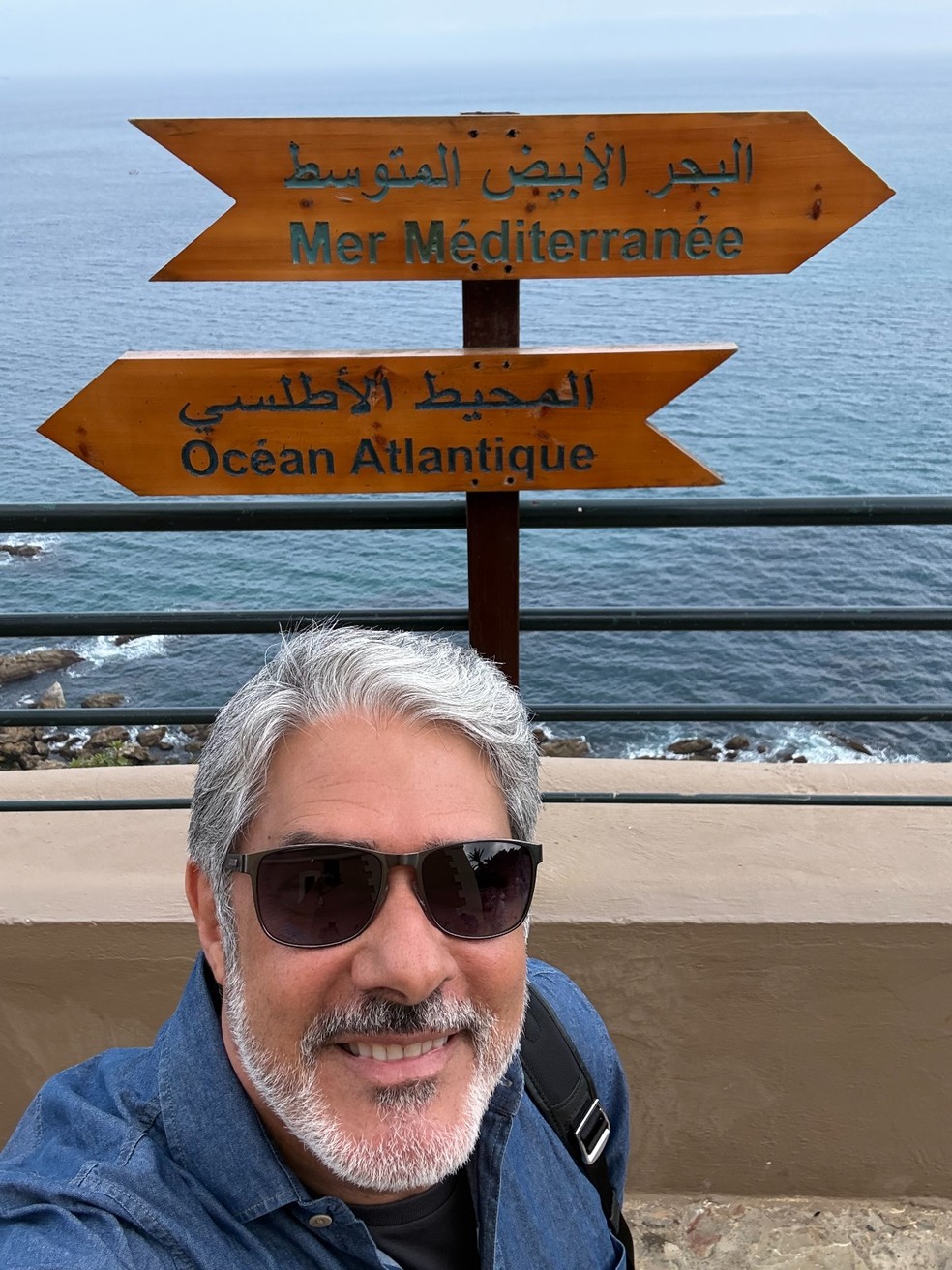Fazendo selfie em Cabo Espartel, no Marrocos — Foto: Rede Globo/Divulgação
