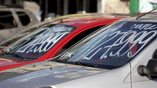 Pátios lotados, vendas em queda e juros altos desafiam mercado de carros seminovos Pátios lotados, vendas em queda e juros altos desafiam mercado de carros seminovos