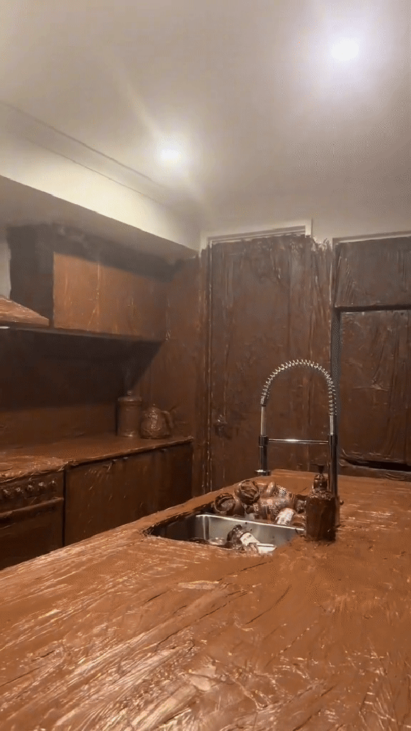 Anderson poupou apenas o teto da cozinha de seus pais &mdash; Foto: TikTok/@kaihspeakup