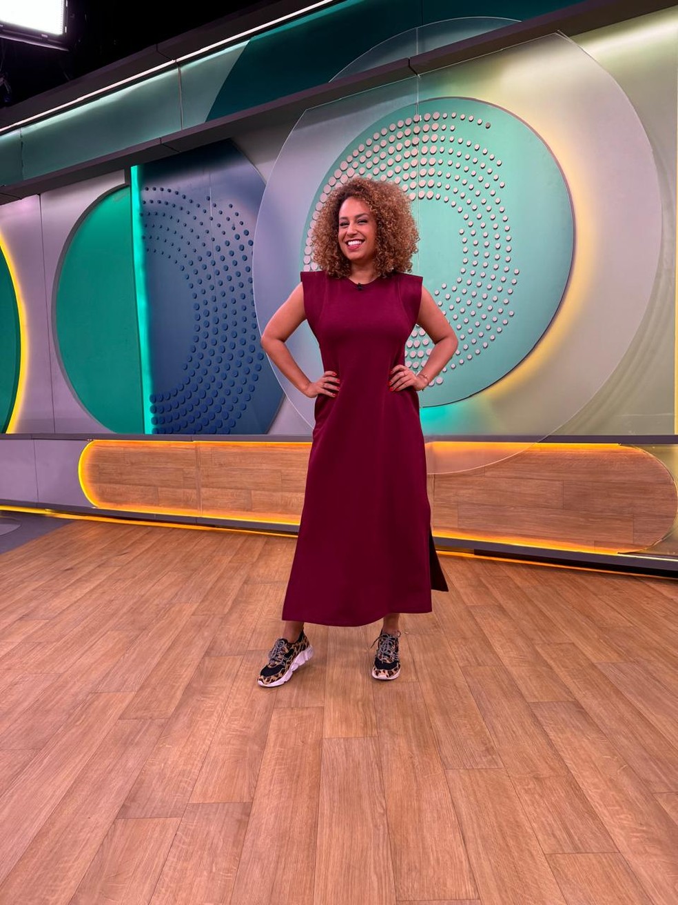 O combo tênis com vestido, usado por Karine Alves, é uma das sugestões para incorporar o estilo esportivo na rotina — Foto: divulgação