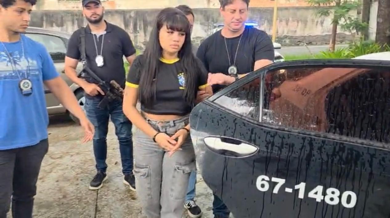 Mulher suspeita de torturar ex de traficante é presa durante velório no Cemitério do Caju
