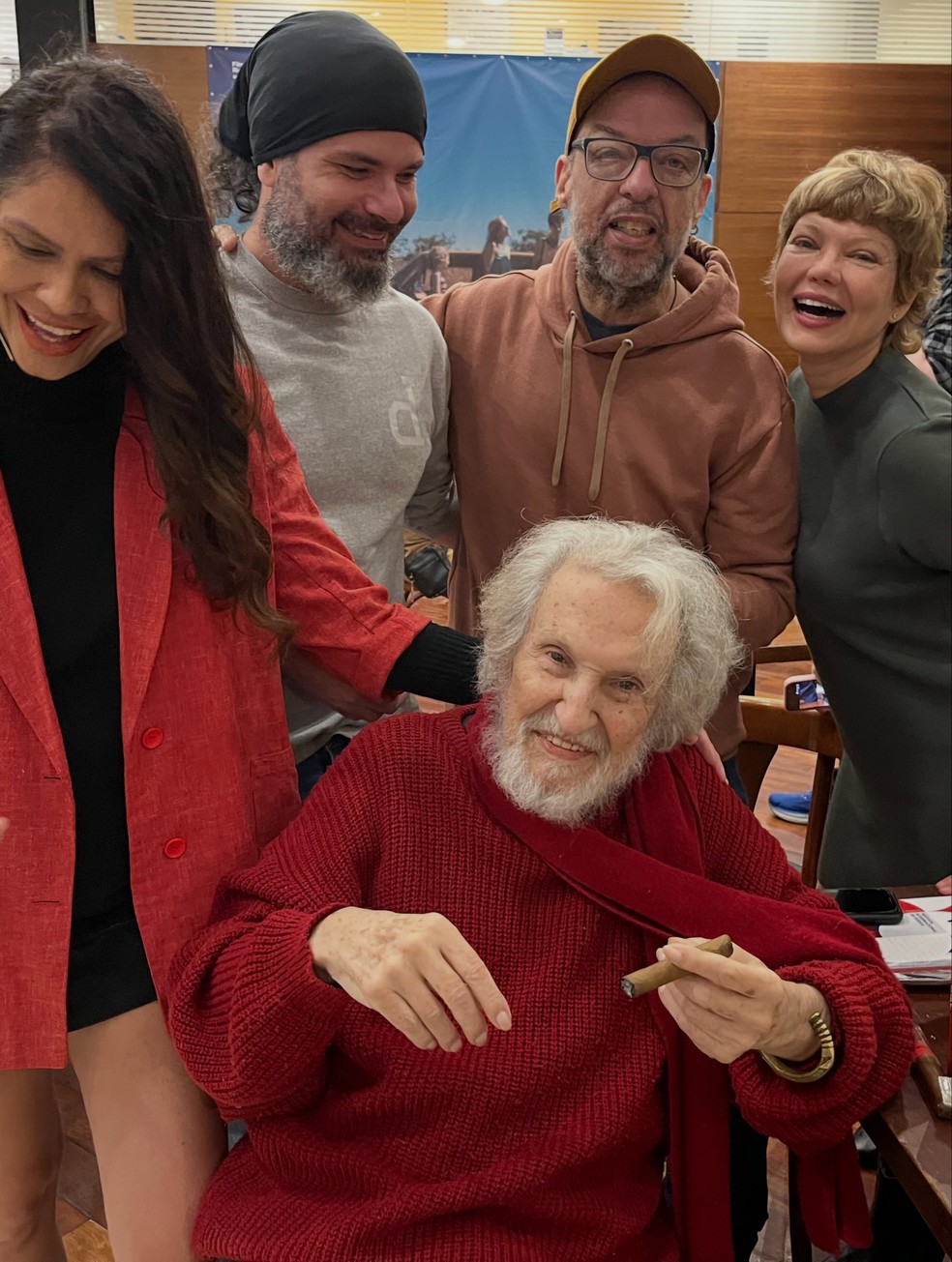 Ruy Guerra comemora 95 anos rodeado de amigos em cinema no Rio — Foto: @leonardogudel/ reprodução/ instagram