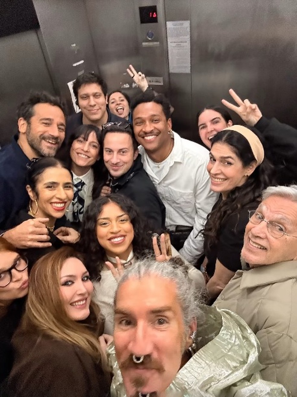 Marisa Monte e o marido, Diogo Pires Gonçalves, e Caetano Veloso e a esposa, Paula Lavigne, com amigos antes do show de Rosalía — Foto: Reprodução/Instagram